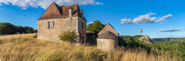 14985-france-Dordogne-Hirondelles-montgolfiere-et-le-village-de-Beynac-et-Cazenac-vu-du-hameau–Le-Pech–Saint-Vincent-de-Cosse-panorama-sentucq.h