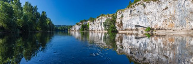15003-france-Lot-La-Dordogne-au-pied-des-falaises-calcaires-de-Copeyre-Gluges-panorama-sentucq.h