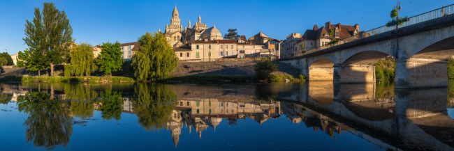 15032-france-Dordogne-Cathedrale-byzantine-Saint-Front-et-Pont-des-Barris-se-refletant-dans-l-Isle-Perigueux-panorama-sentucq.h