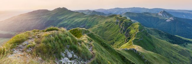 15064-france-Cantal-La-Breche-de-Roland-sur-la-crete-aerienne-entre-le-Puy-Mary-et-le-Peyre-Arse-panorama-sentucq.h