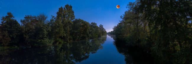 15162-france-Charente-Maritime-Eclipse-totale-de-lune-au-dessus-de-la-Dronne-La-Barde-panorama-sentucq.h
