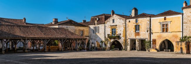 15204-france-Dordogne-Halle-et-place-des-arcades-de-la-bastide-medievale-de-Monpazier-panorama-sentucq.h