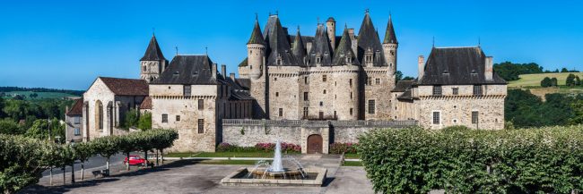 15033-france-Dordogne-De-la-place-du-village-la-vue-sur-le-chateau-de-Jumilhac-dominant-de-50-metres-l-Isle-panorama-sentucq.h